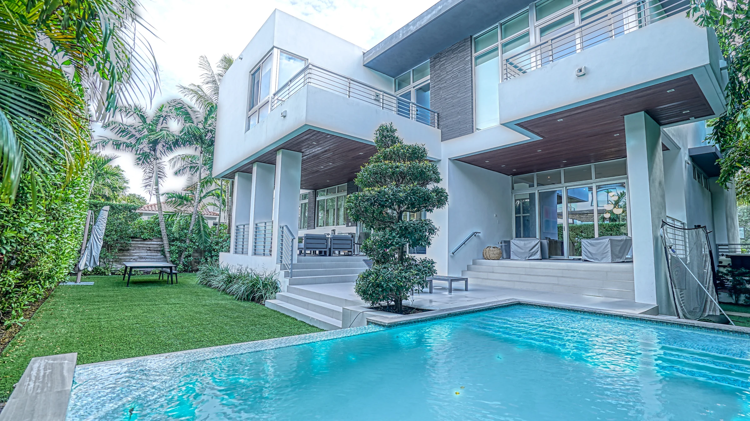 125 KB rear facade and pool